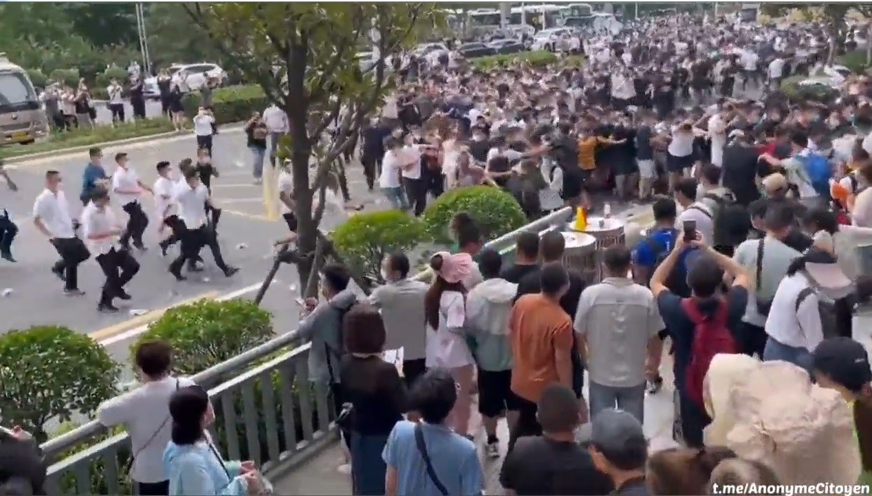 Chinese Bank Run Turns Violent After Angry Crowd Storms Bank of China Branch Over Frozen Deposits – Are You Prepared for the Financial Crash? China-bank-run-violent